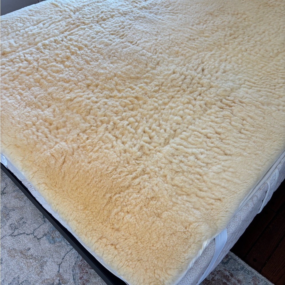 Cozy Organic Sheepskin Mattress Cover Queen Size - Picture 3 of 15
